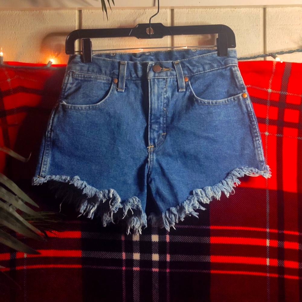 NWOT Wrangler high waisted raw hem jean shorts